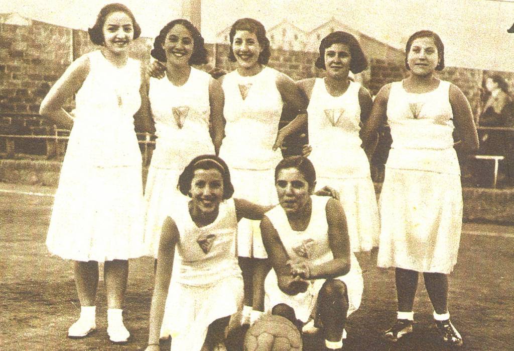 Encarna Hernández, La niña del gancho pionera del baloncesto