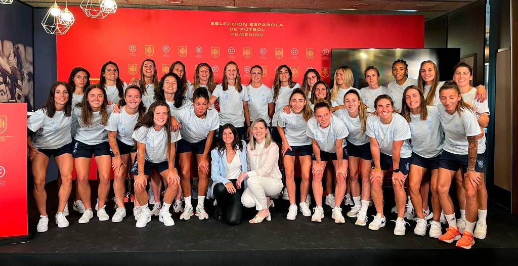 Las jugadoras y equipo de la Selección Femenino y Futpro tras firmar el acuerdo para igualar las condiciones económicas