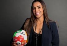 Biografía de Marta Vieira da Silva, la historia de superación de la mejor futbolista del mundo Marta Vieira da Silva con un balón con los ODS de Naciones Unidas. Foto: ONU-Mujeres/Ryan Brown.
